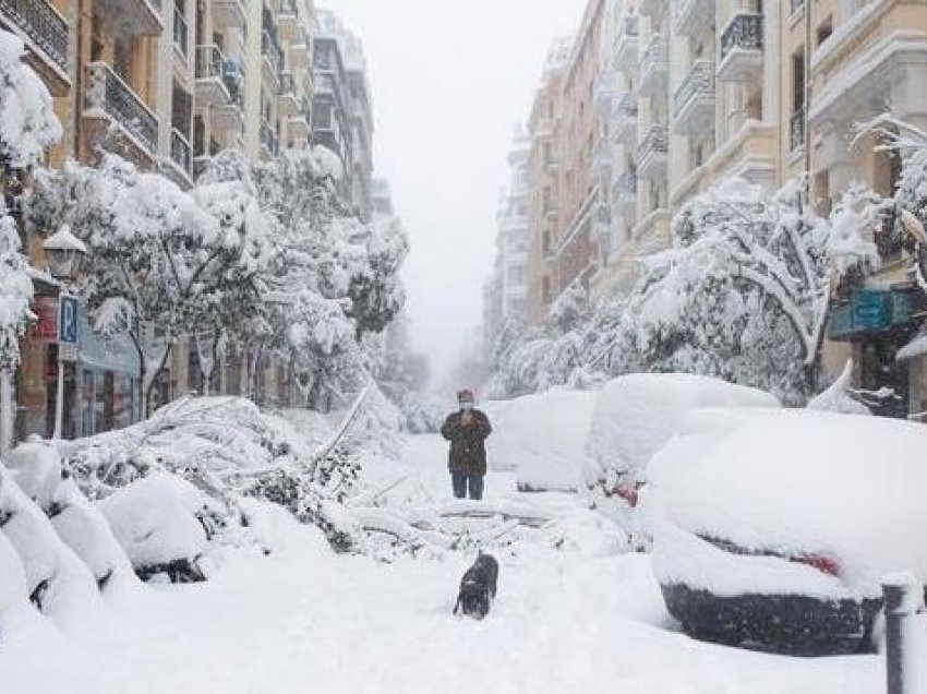 Evropë, jepet alarmi/ Borë dhe ngrica, në Greqi “bëhet plazh”