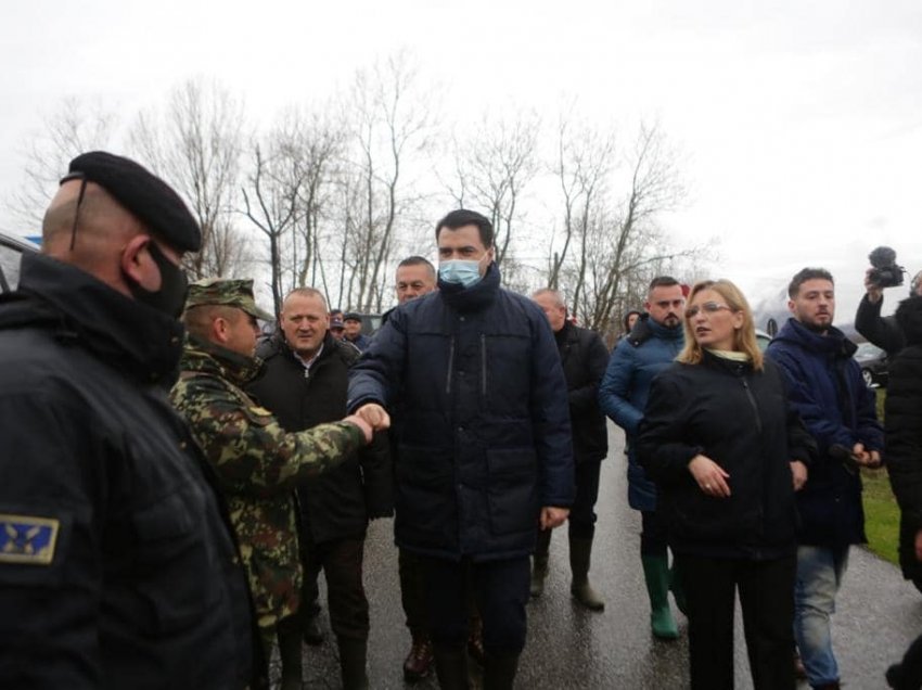 “Kohë të vështira për Shqipërinë”, Basha në zonat e përmbytura: Duhet menaxhim i situatës, jo propagandë boshe