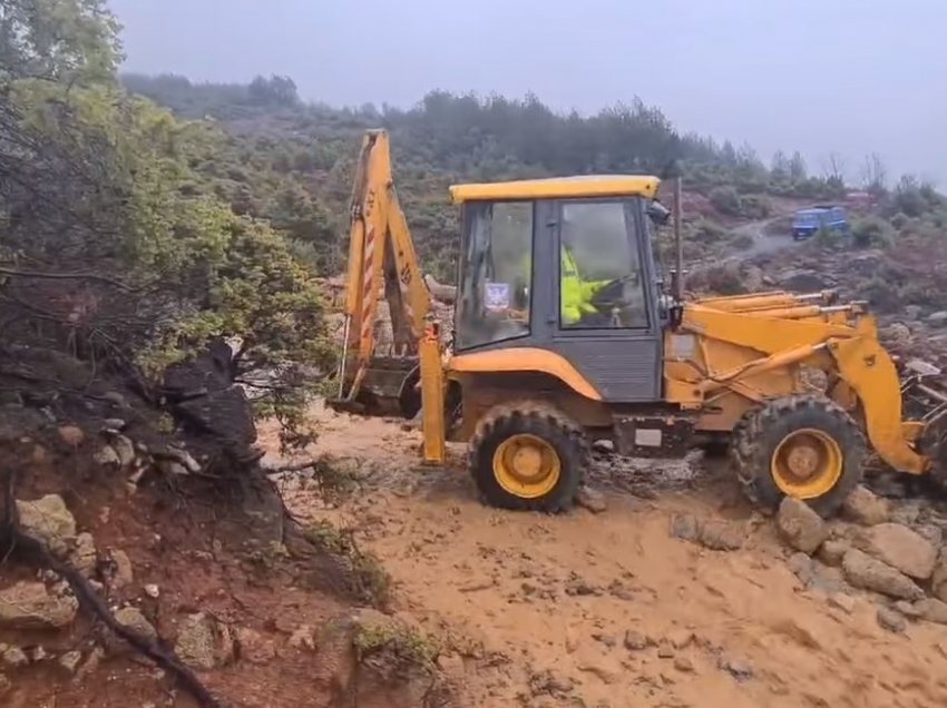 Rrëshqitje gurësh e dherash në Pukë, zhbllokohen disa rrugë, një pjesë të pakalueshme