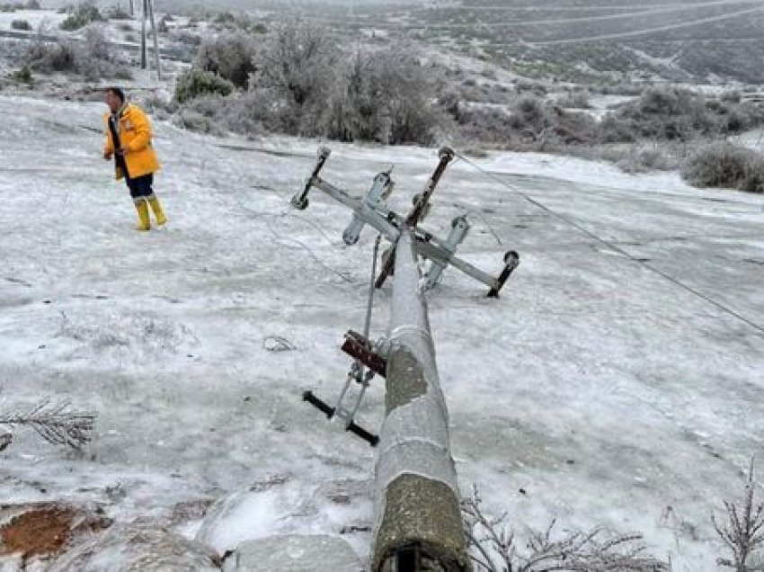 Moti i keq “pushton” Shqipërinë/ Shi, ngricë dhe probleme me energjinë…