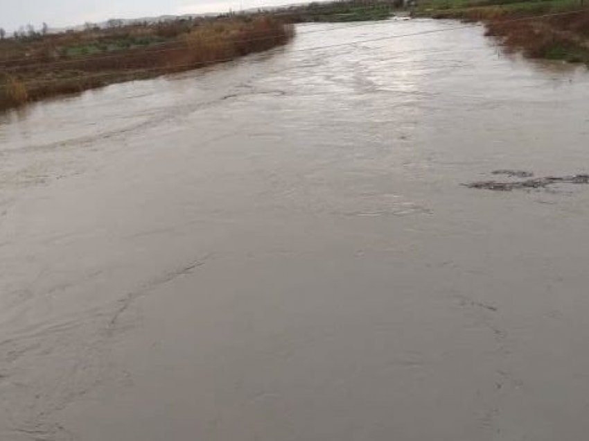 Reshjet e dendura të shiut/ Fryhet Lumi Shkumbin, rrezikon të dalë nga shtrati