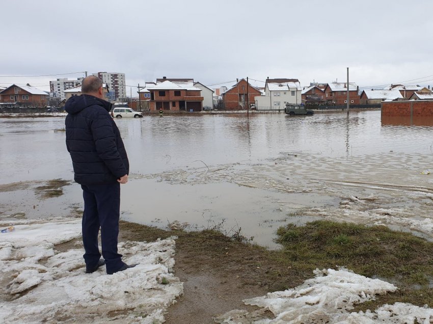 Lladrovci viziton zonat e vërshuara