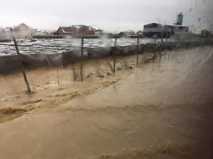 Vërshime edhe në Ferizaj, vështirësohet qarkullimi i veturave