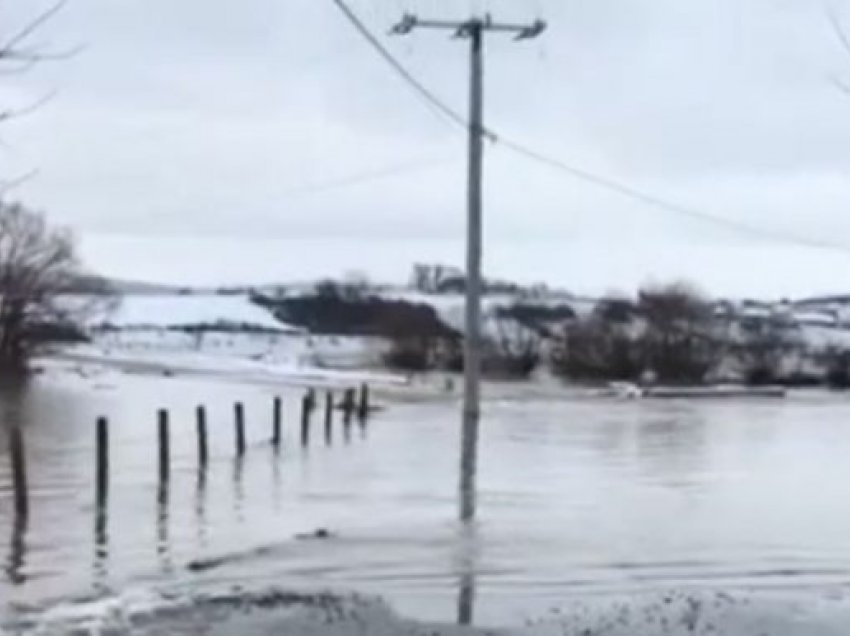 Shtëpi banimi e lokale afariste nën ujë, shembet edhe ura në rrugën “Martirët e Dritanit” në Drenas