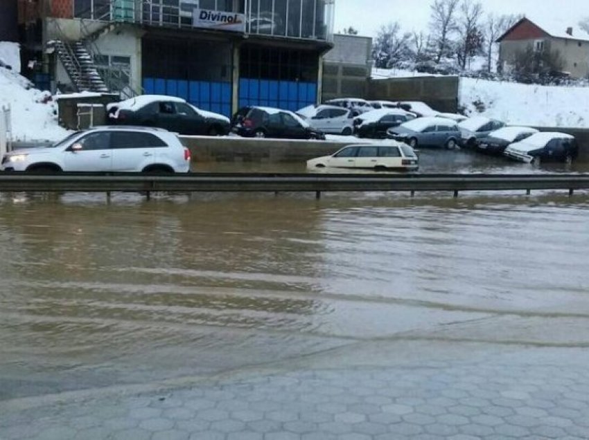 Mos ia mësyni nga ‘Kroi i Mbretit’, uji mund t’iu futet në veturë