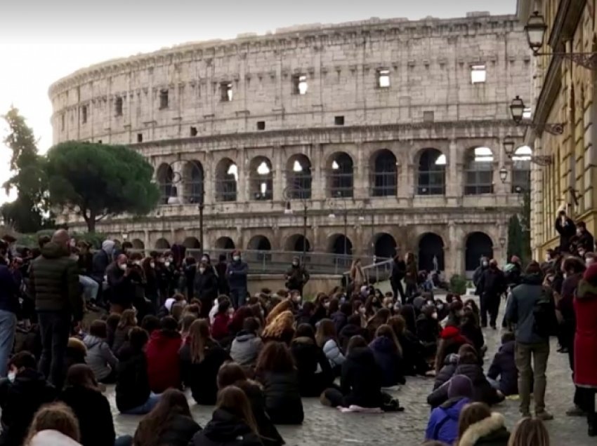 Nxënësit italianë në protestë, kërkojnë rikthimin sa më shpejtë dhe më të sigurt në bankat e shkollës 