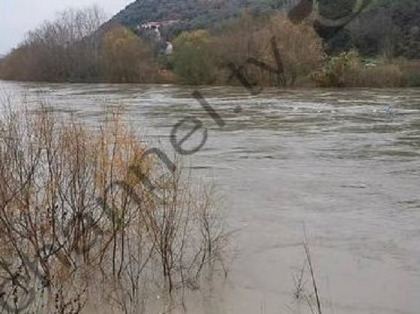 Elbasan, probleme nga ujërat/ Lumenjtë Devoll dhe Shkumbin janë në kuotat maksimale