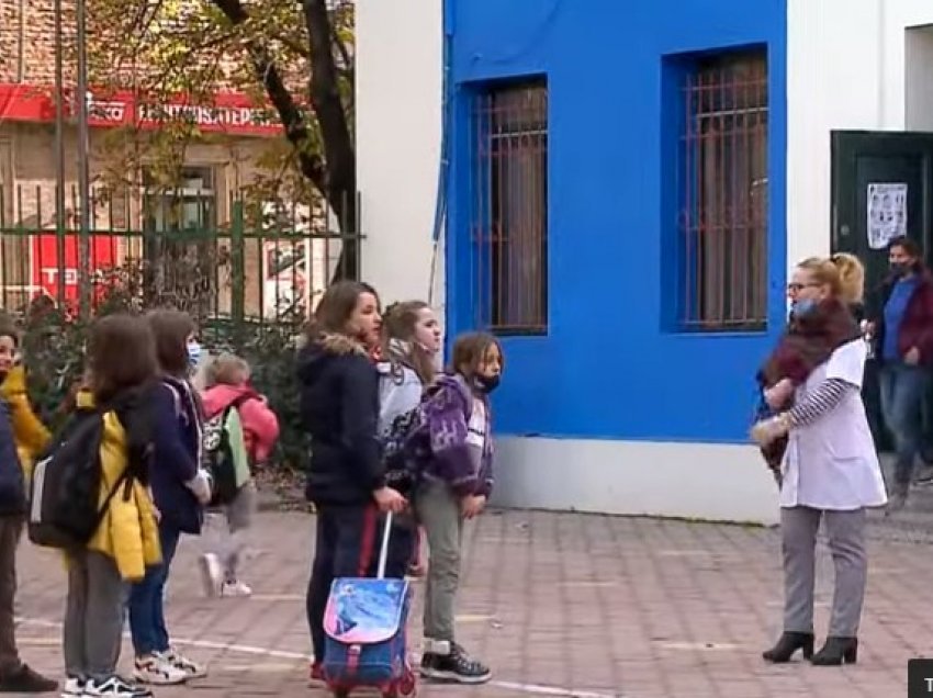 Rinisi mësimi në shkolla/ Pas pushimeve të gjata nxënësit janë rikthyer në klasa