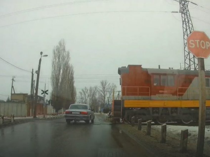 Shoferi rus tenton të kalojë binarët, goditet nga treni