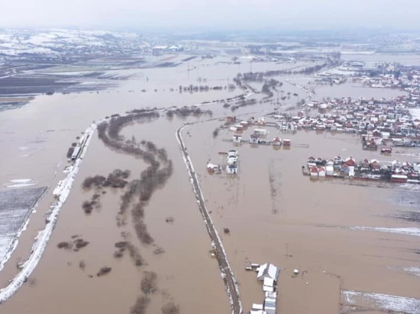 Pamje të rënda: Lumi Sitnica del nga shtrati, merr Vushtrrinë