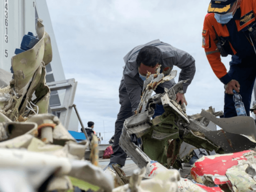 Indonezia përdor dron ujor për t’i kërkuar trupat e viktimave të aksidentit ajror