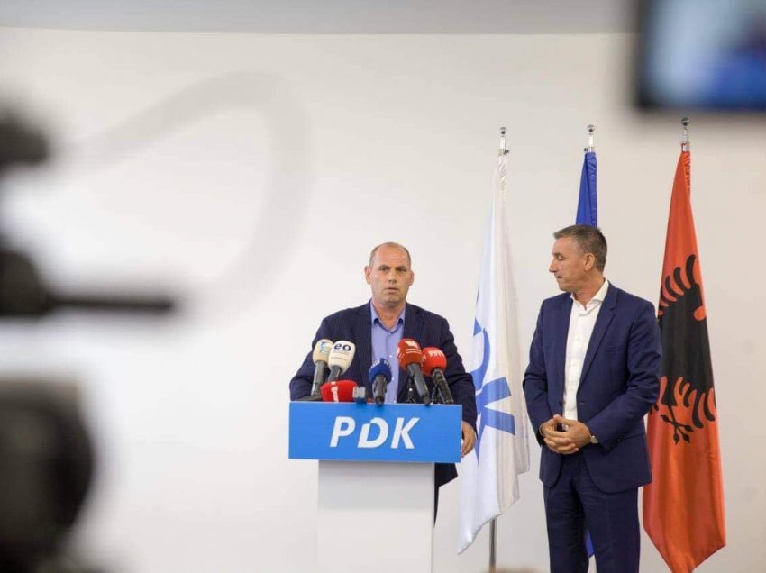 Lladrovci: PDK të hap dyert për partitë tjera, por, vetëm duke u shkrirë në PDK!