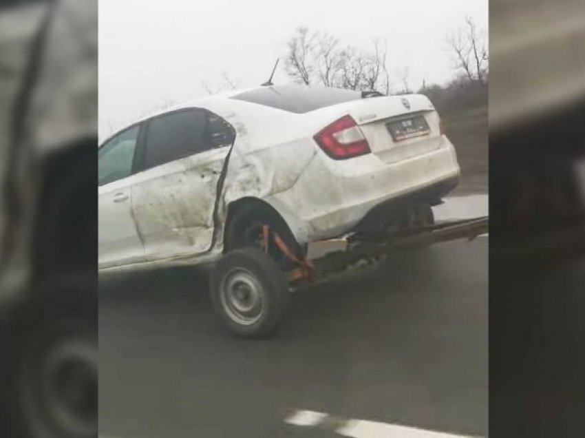 Nuk do t’u besoni syve se si një shofer e ka vozitur veturën e prishur