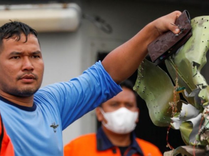 Gjendet kutia e zezë e aeroplanit që u përplas në det në Indonezi