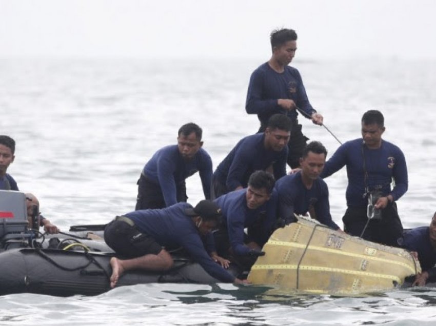 Ndërpriten kërkimet për kutinë e zezë të avionit indonezian