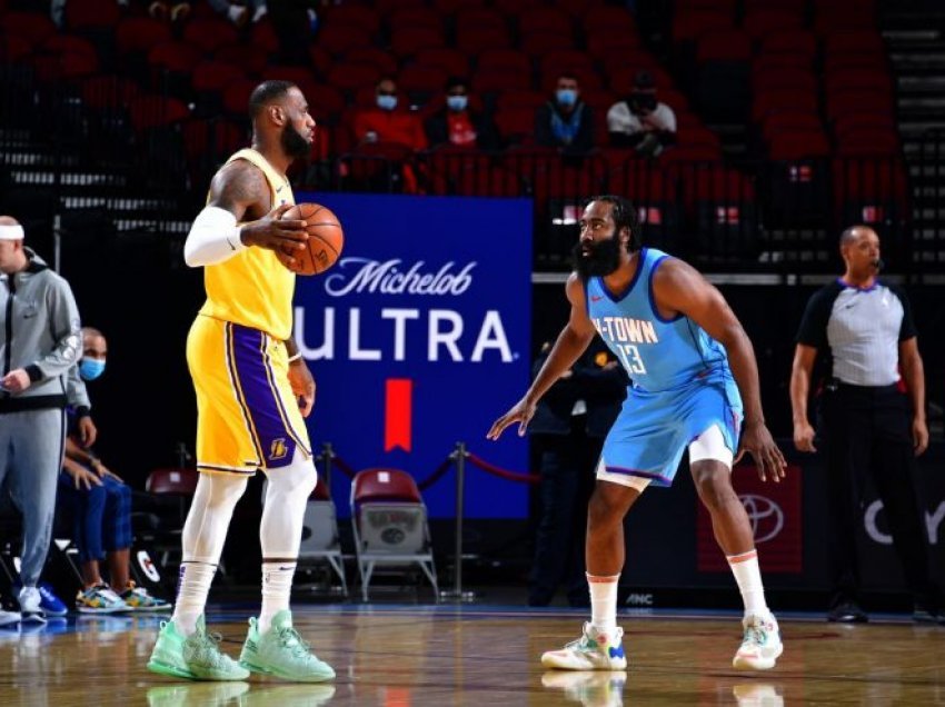 Lebron e udhëheq skuadrën si një lider i vërtetë, Harden dështon