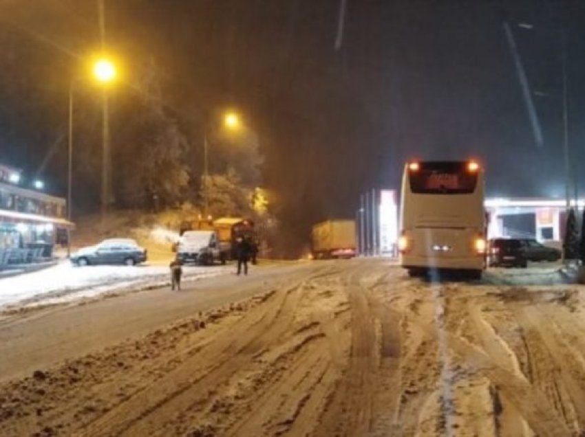 Po vjen bora dhe acari! Në Stazhë rruga vështirë e kalueshme