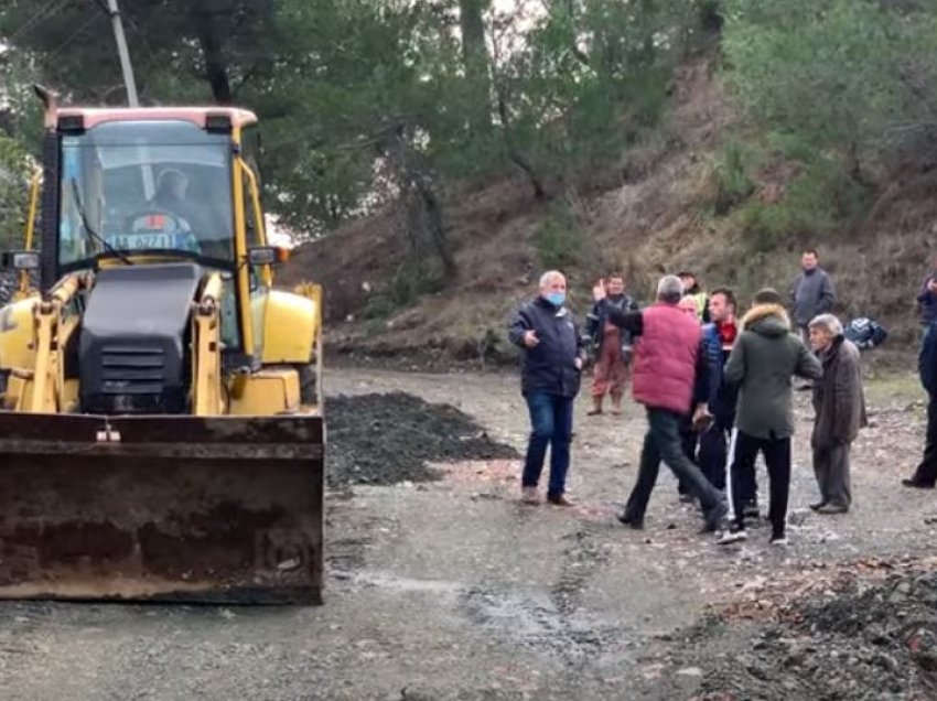 Protestë, banorët nuk duan rrugën/ Shkodër, në fshatin Bardhaj druhen se do përdoret për mbetjet