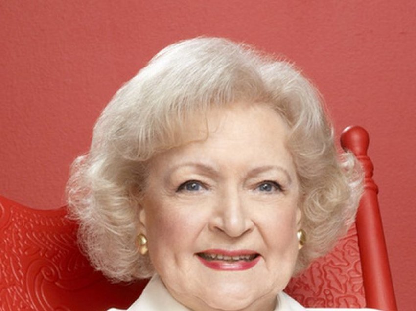 Betty White përgatitet për ditëlindjen e 99-të, tregon se çfarë e mban atë të re dhe në formë