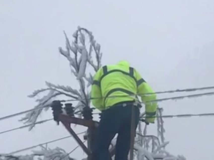 Temperaturat deri në -8 gradë në Tropojë, elektriçistët në shtylla për të rikthyer energjinë