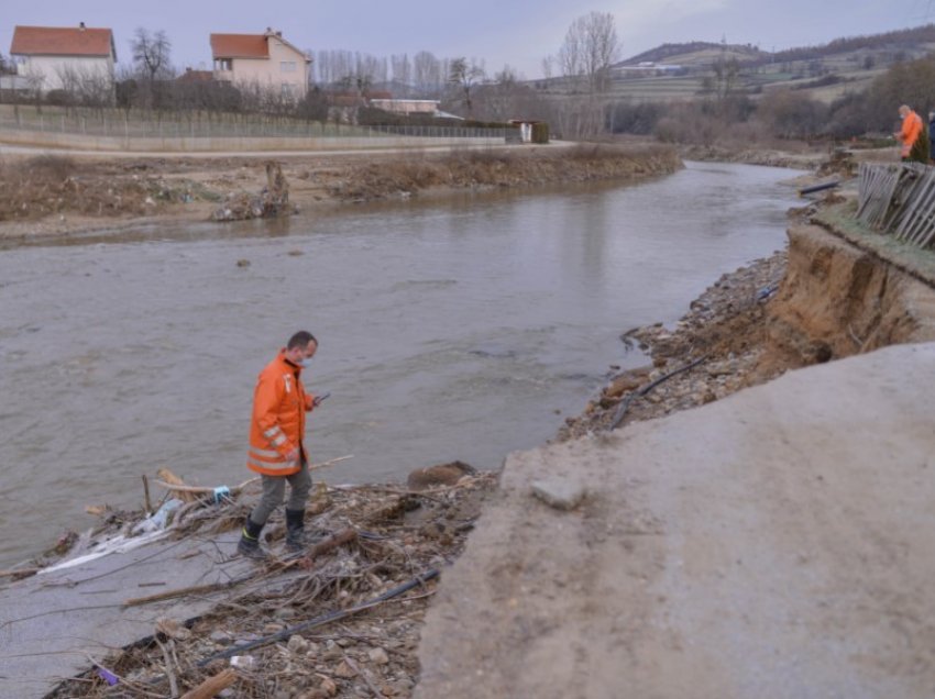 Pas vërshimeve, Kastrati viziton fshatin Koretin