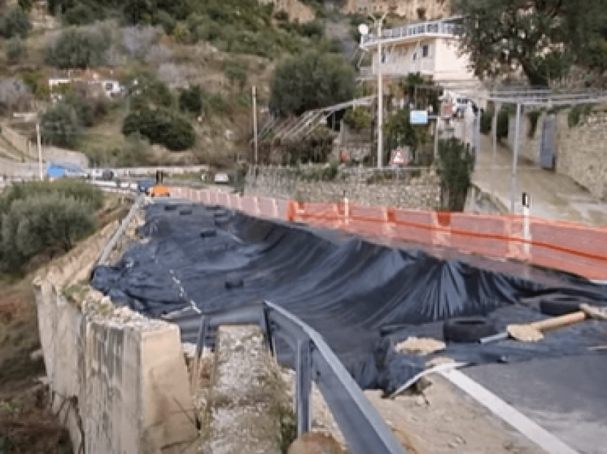 Rruga vijon të shembet/ “Salillari” në Borsh e ka mbuluar rrugën me qese plastike