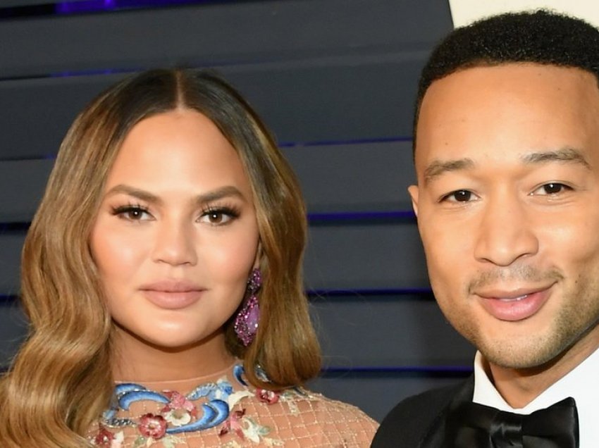 Chrissy Tiegen e bën tatuazh titullin e këngës së burrit të saj John Legend