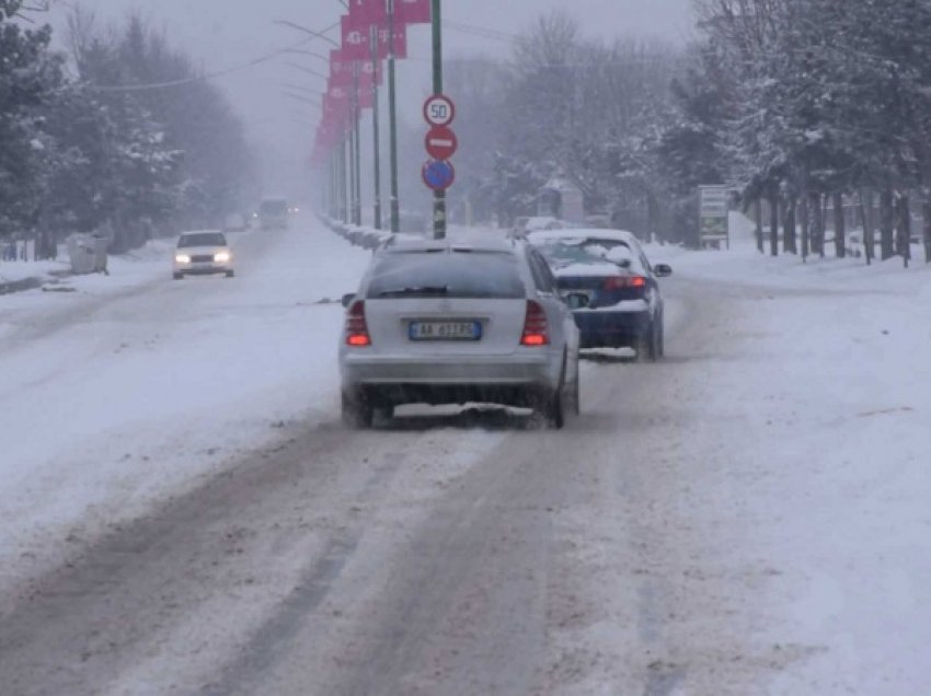 Reshje dëbore në Elbasan/ Disa fshatra në Përrenjas pa energji elektrike