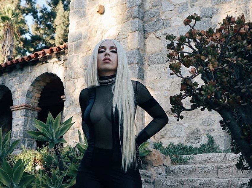 Ava Max zbulon pjesët intime me bluzën transparente në setin e ri fotografik