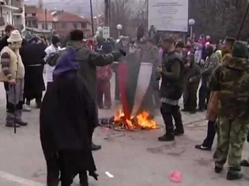 MPB arrestoi tre persona për djegien e flamurit bullgar në Vevçani