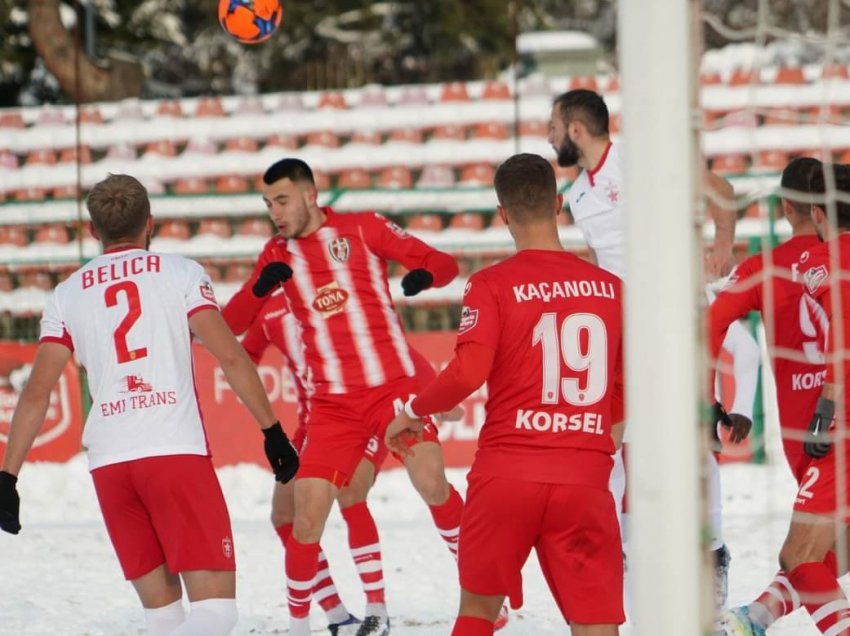 Trajneri Ahmataj i dhuroi një pjesë loje 16-vjeçarit