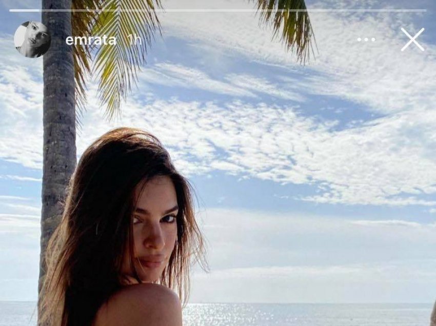 Emily Ratajkowski tregon barkun e saj të rritur në bikini nudo teksa shijon një ditë plazhi