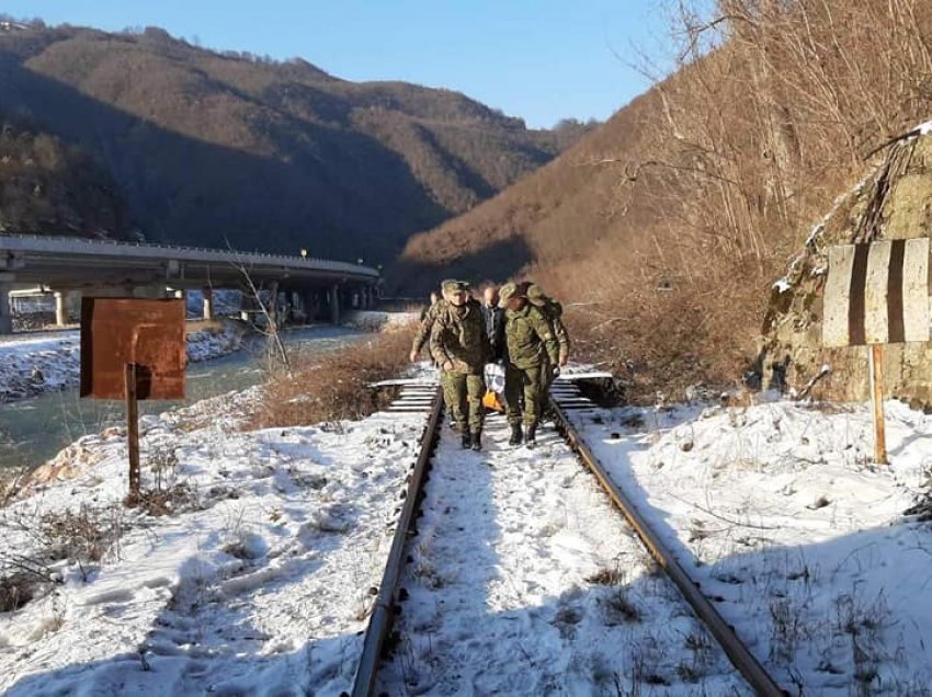 Publikohen pamje kur i zhdukuri nga Vitia nxirret nga humnera