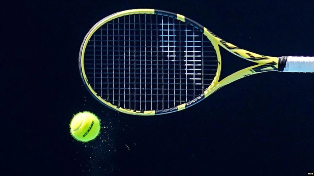 Australian Open: 72 tenistë në karantinë