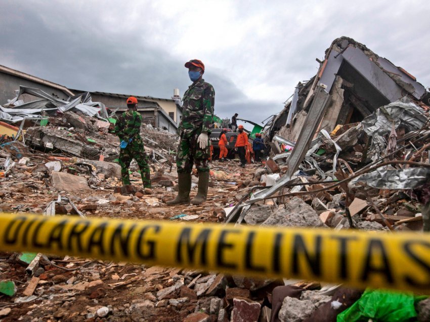 Indonezi, shtohen viktimat e tërmetit