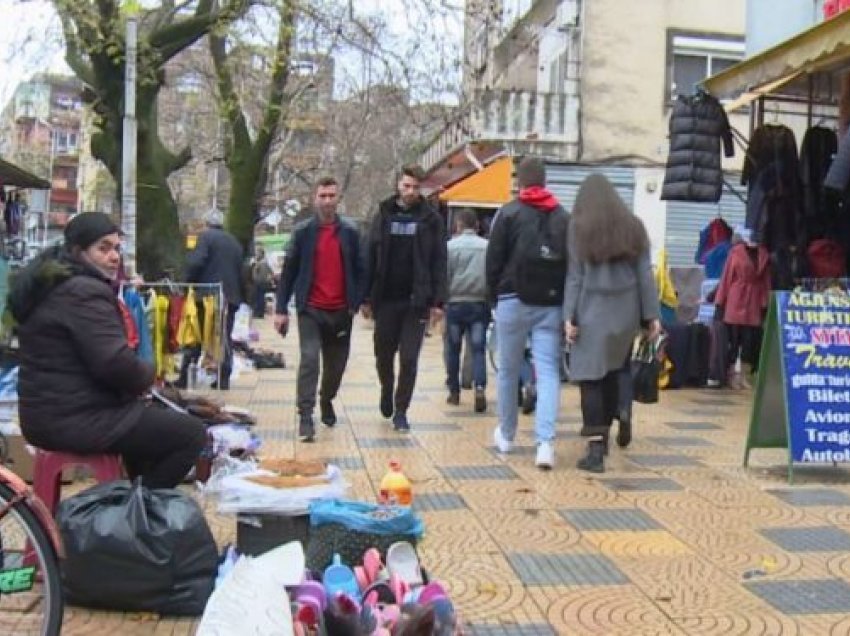 Shkodër/ Rishfaqen bandat duke vënë gjoba tregtarëve të tregut në ‘Rus’