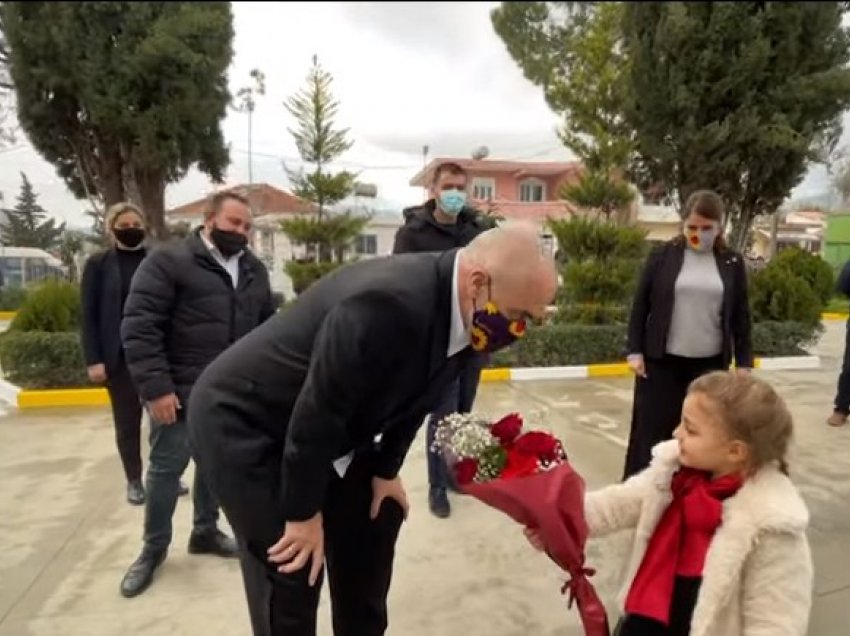 Një tjetër qendër shëndetësore e rindërtuar/ Vajza e vogël i dhuron lule Ramës në Rrogozhinë