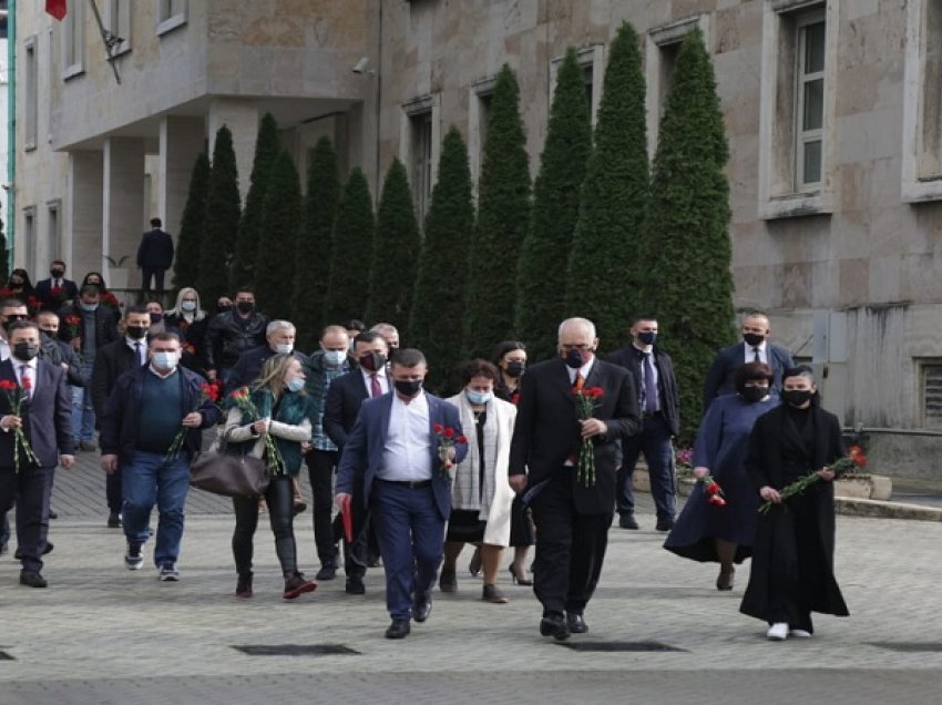 10- vjetori i “21 janarit”/ Përkujtohen 4 viktimat në protestën para Kryeministrisë