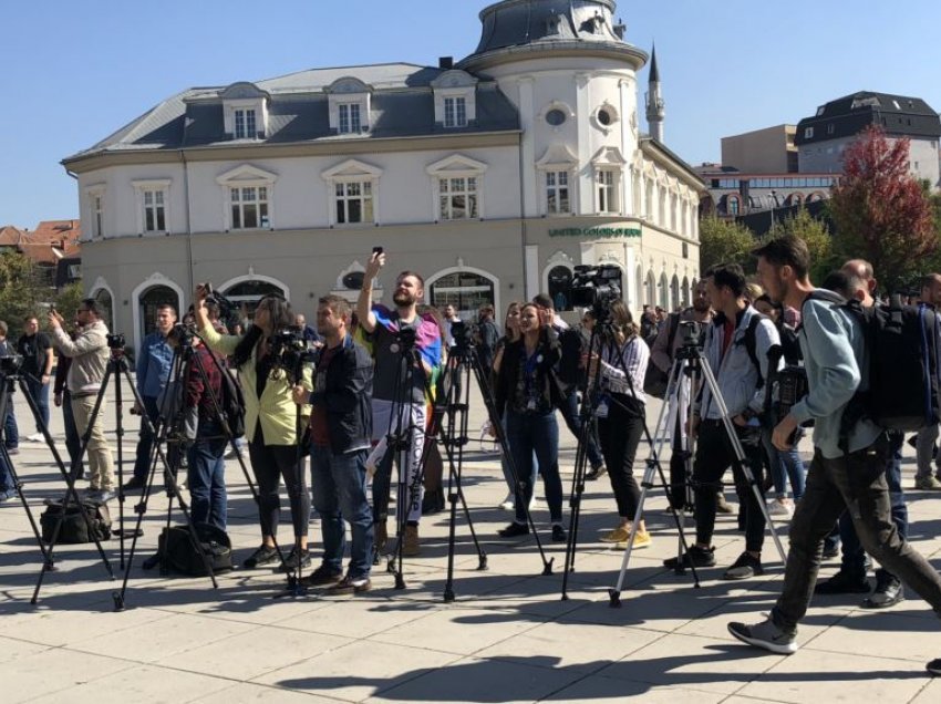 Gazetarët po rrezikohen nga gjuha e partive politike