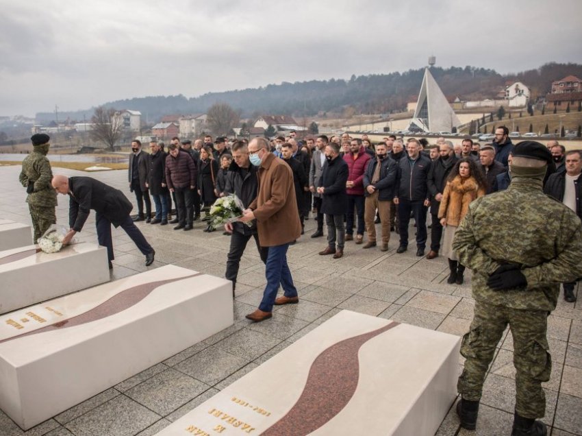 Bekim Jashari me motrën dhe djalin bëjnë homazhe në Prekaz