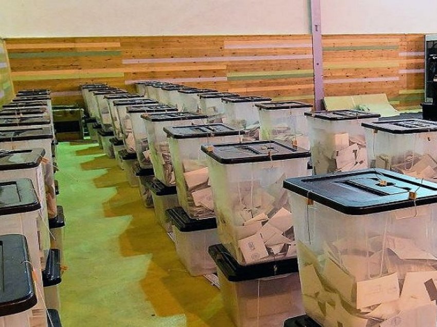 Zgjedhjet e 25 prillit/ Kamera në tavolinat e numërimit të votave, transmetim në zyrat e KQZ-së