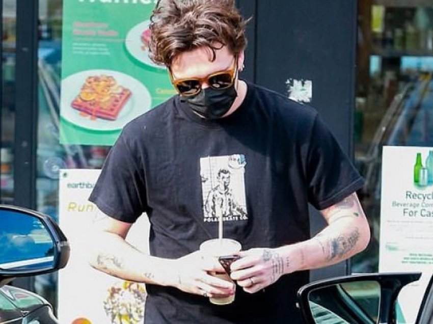 Brooklyn Beckham me veshje plot stil gjatë shëtitjes në West Hollywood