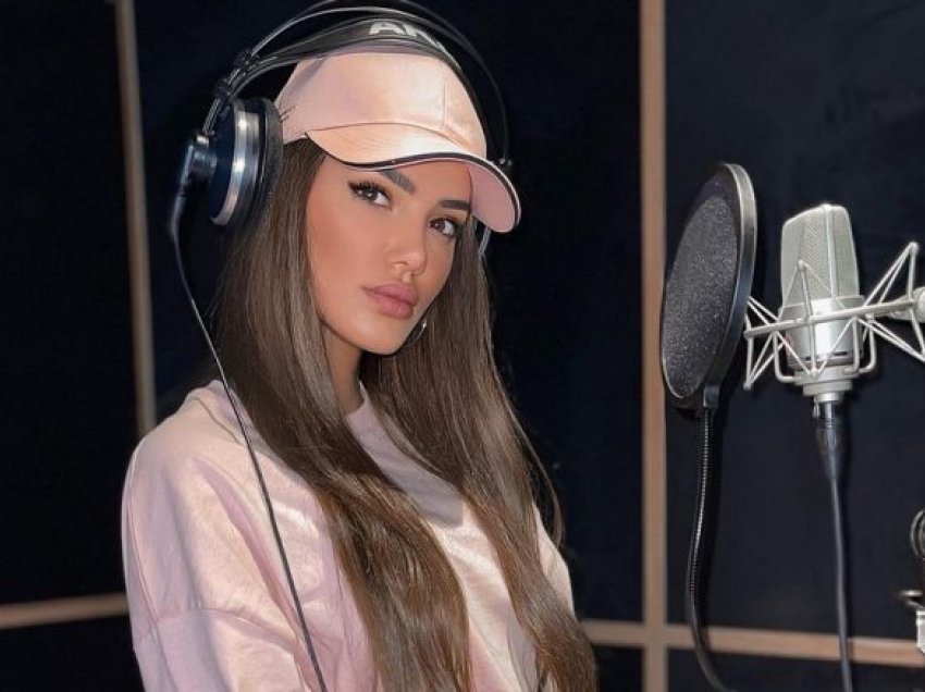 Morena Taraku shfaqet plot stil në një studio muzikore