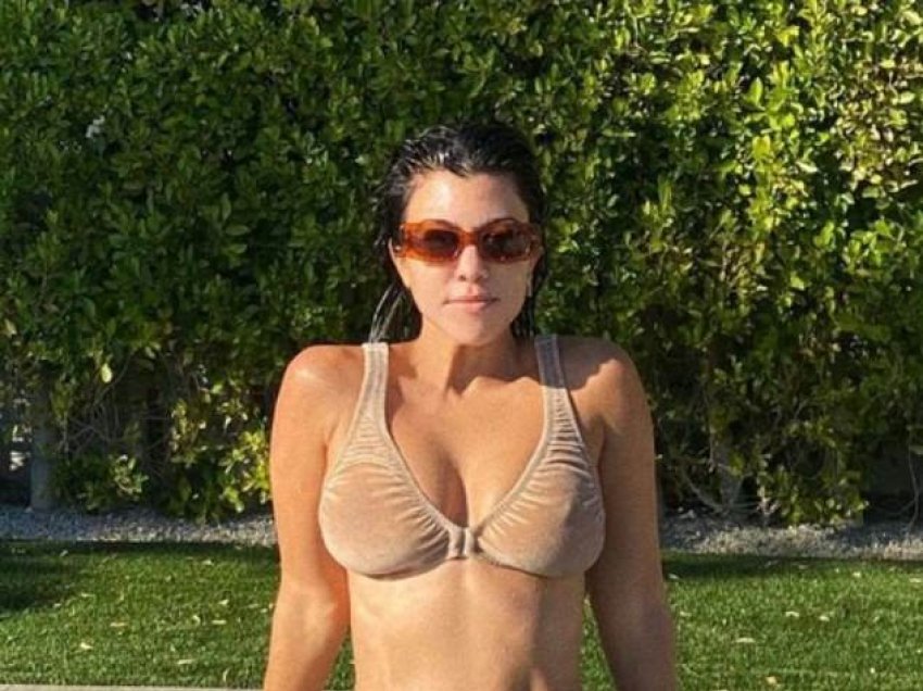 Kourtney promovon veshjet 'seksi' të motrës