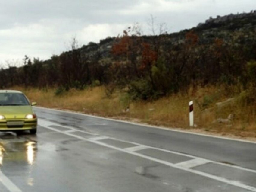 Komunikacioni zhvillohet kryesisht nëpër rrugë të lagështa, borë në Strazhë