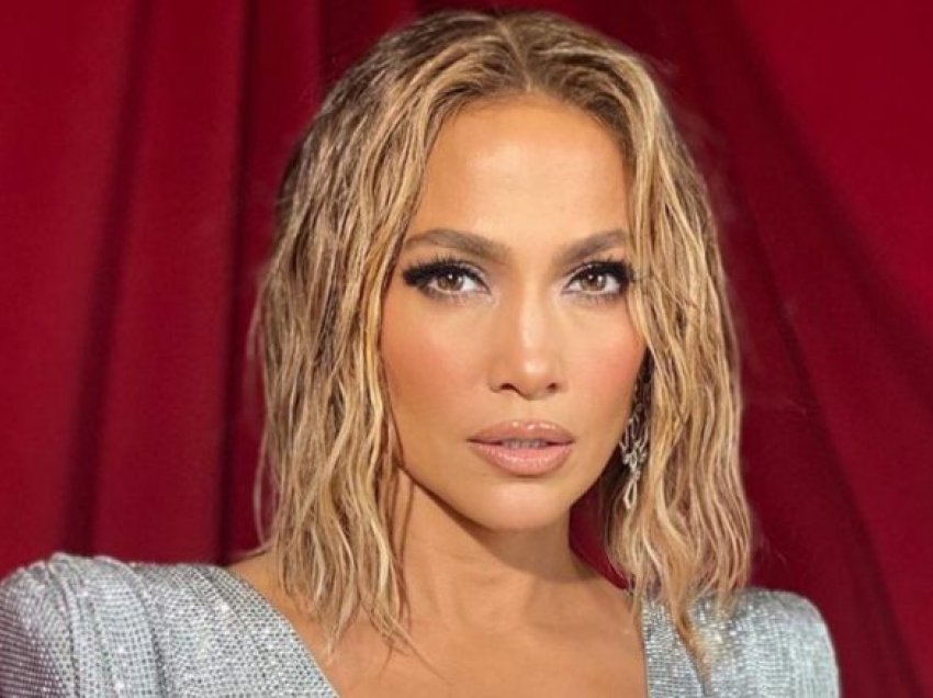 Jennifer Lopez tërheq vëmendjen e madhe përmes veshjes së ngushtë, në fokus të pasmet