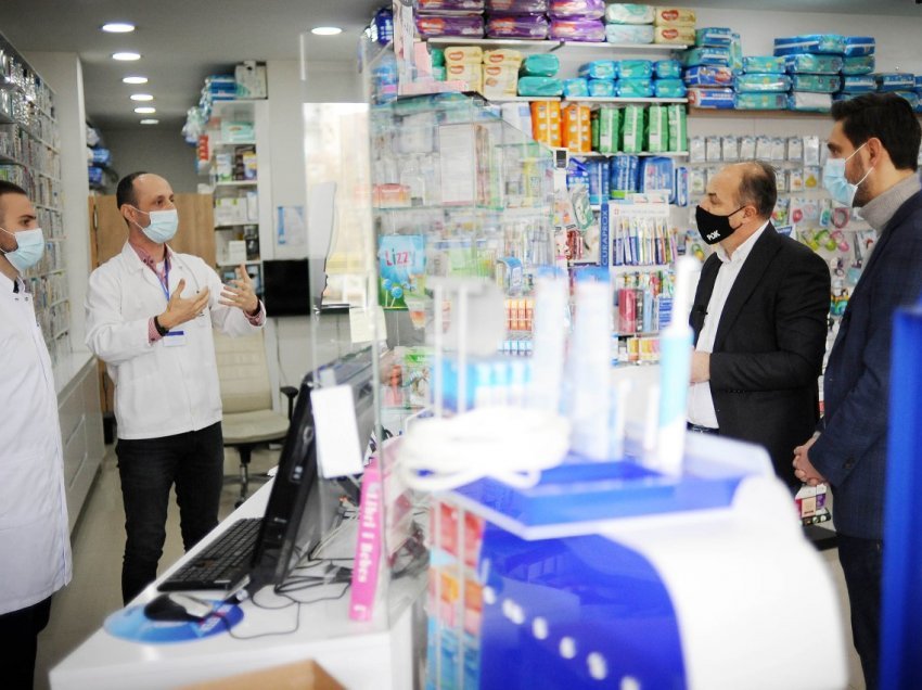 Hoxhaj takon farmacistët: Me Rimëkëmbjen shëndetësore do t’i ulim çmimet e barnave në tërë Kosovën