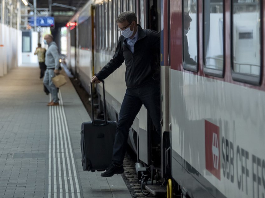 Disa vende turistike heqin kufizimet, kërkojnë ‘pasaportën’ e vaksinës