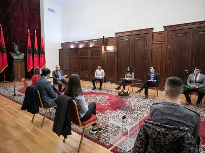 Meta: Të ulen tarifat në universitete, të mbështën studentët nga familje me vështirësi ekonomike