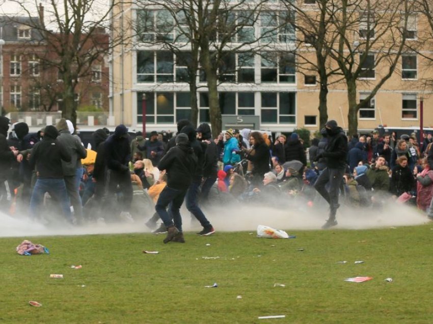 Kryeministri holandez i cilëson protestat si dhunë kriminle